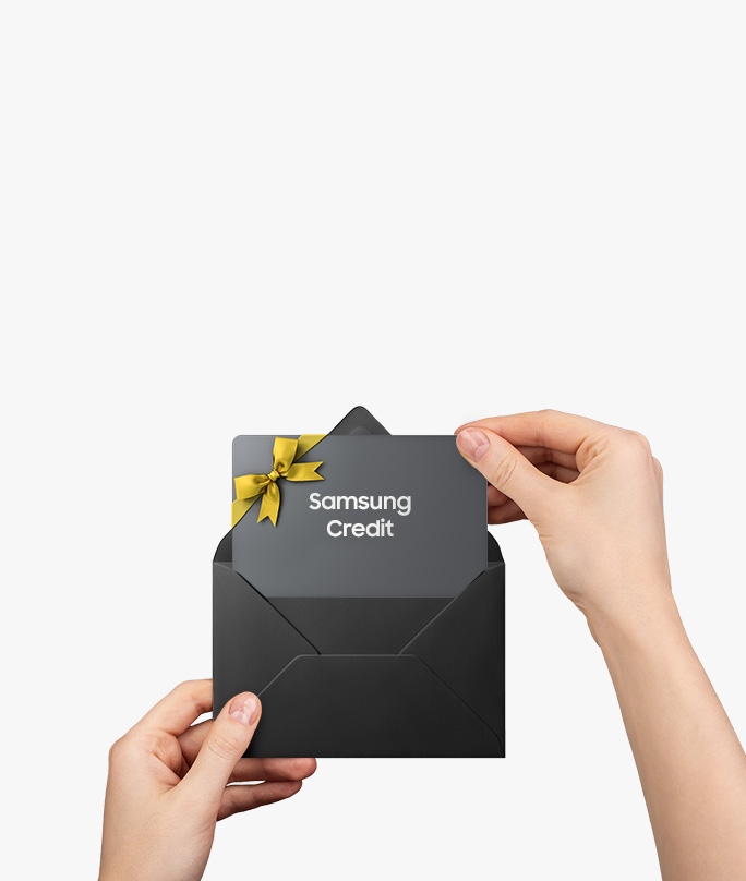 Een paar handen openen een envelop en onthullen een kaartje met de tekst 'Samsung Credit'.