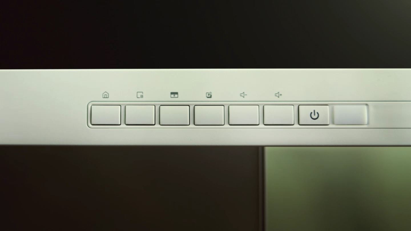 Shows the sleep edge and front panel of Flip Pro. Teachers can easily move the Flip Pro using the rear handle.