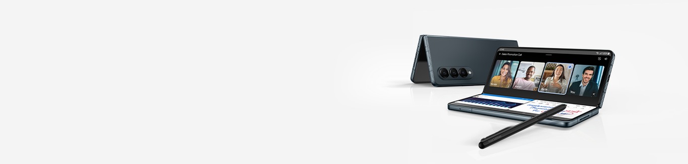 Galaxy Z Fold4 สีเกรย์กรีนกางออกเป็นมุมป้านในโหมด Flex ส่วนบนของหน้าจอหลักแสดงการคุยสายวิดีโอกับผู้เข้าร่วมสี่คน ส่วนล่างของหน้าจอหลักมีหน้าต่างแอปสองหน้าต่างที่แชร์หน้าจอกันอยู่ มี S Pen Fold Edition หนึ่งด้ามวางพิงกับส่วนล่างของอุปกรณ์นี้ Galaxy Z Fold4 สีเกรย์กรีนอีกเครื่องนั้นกางออกเป็นมุมแหลมและตั้งขึ้นเหมือนเต็นท์และเป็นมุมที่แสดงให้เห็นถึงกล้องหลัง