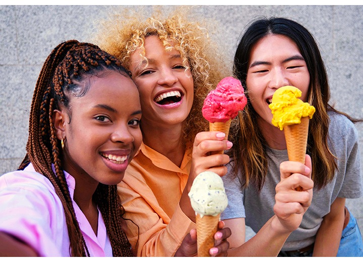 Vivid shots. Sharp selfies