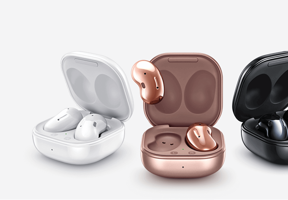 อุปกรณ์ Galaxy Buds Live สามชุดที่วางอยู่ในเคสสีมิสติกไวท์, มิสติกบรอนซ์ และมิสติกแบล็ก โดยมีหูฟังสีมิสติกบรอนซ์ข้างหนึ่งลอยออกมาจากเคส