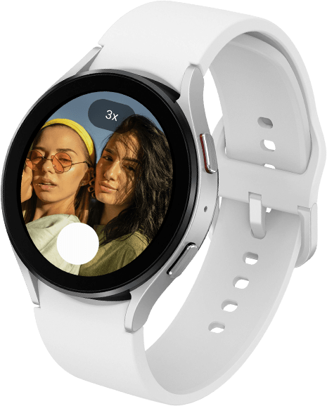 ภาพของ Galaxy Watch5 ที่หันหน้าจอแสดงผลให้ ที่มีภาพเซลฟีตัวอย่างที่ซูม 3 เท่าและมีปุ่มชัตเตอร์อยู่