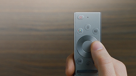 รูปทรงของ One Remote Control ที่มีหัวแม่มือกดปุ่มของรีโมทอยู่.