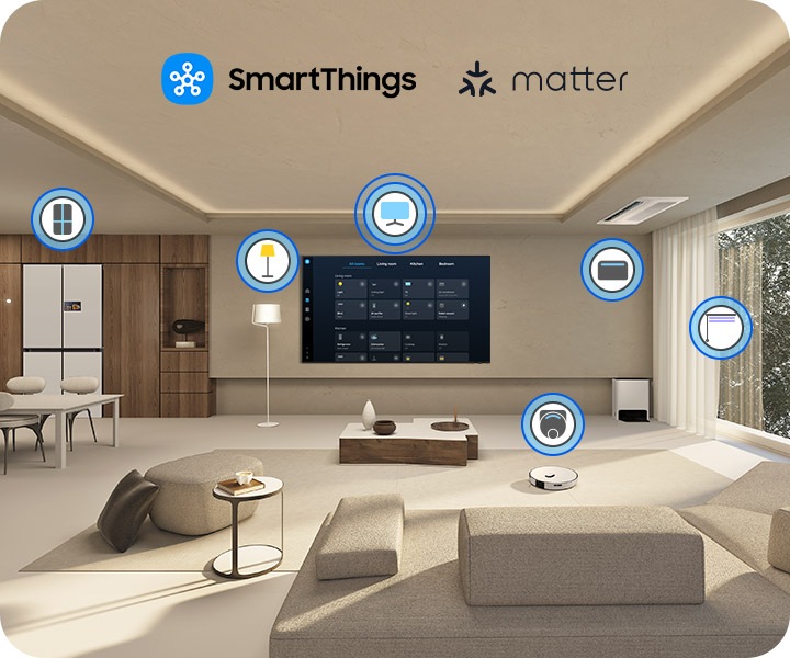 ห้องนั่งเล่นสไตล์โมเดิร์นที่มี Samsung TV ที่ติดตั้งอยู่ผนังและแสดงแดชบอร์ด SmartThings ซึ่งแสดงอุปกรณ์ที่เชื่อมต่ออยู่ในห้องต่าง ๆ มีไอคอนรอบพื้นที่แสดงถึงแสงไฟ เครื่องปรับอากาศ ม่าน เครื่องใช้ไฟฟ้า และหุ่นยนต์ดูดฝุ่น ซึ่งล้วนควบคุมได้จากหน้าจอเดียว มุมมองซูมเข้าไปที่ทีวีเพื่อเผยให้เห็นอินเทอร์เฟซของ SmartThings อย่างละเอียด มีการเลือกไอคอนโคมไฟตั้งพื้น และเมื่อกดปุ่มเปิด โคมไฟตั้งพื้นในห้องนั่งเล่นก็เปิดขึ้น จากนั้นอินเทอร์เฟซก็เปลี่ยนไปที่ไอคอนม่าน และเมื่อกดปุ่มเปิด ม่านในห้องนั่งเล่นก็กางออก มุมมองซูมออกมาให้เห็นห้องนั่งเล่นเต็มพื้นที่อีกครั้ง โดยแสดงให้เห็นอุปกรณ์ทั้งหมดที่เชื่อมต่อด้วยนั้นกำลังทำงานร่วมกันอยู่ โลโก้ SmartThings และ Matter