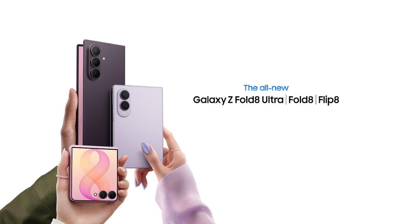 Ekranda görünen Siyah ekran siliniyor ve açık halde duran Mürdüm Galaxy Z Fold8 Ultra ve Lavanta Galaxy Z Fold8 gözler önüne seriliyor. Siyah renkli geniş ana ekranlar renkli duvar kağıtlarına dönüşüyor. Telefonlar dönüyor ve daha sonra katlandıklarında arka kameraların yer aldığı arka yüzleri görünüyor. Her iki yandan ekrana farklı eller giriyor ve telefonlara uzanıyor. Bir el Galaxy Z Fold8 Ultra, diğer el ise Galaxy Z Fold8 tutuyor. Yepyeni Galaxy Z Fold8 Ultra ve Fold8.