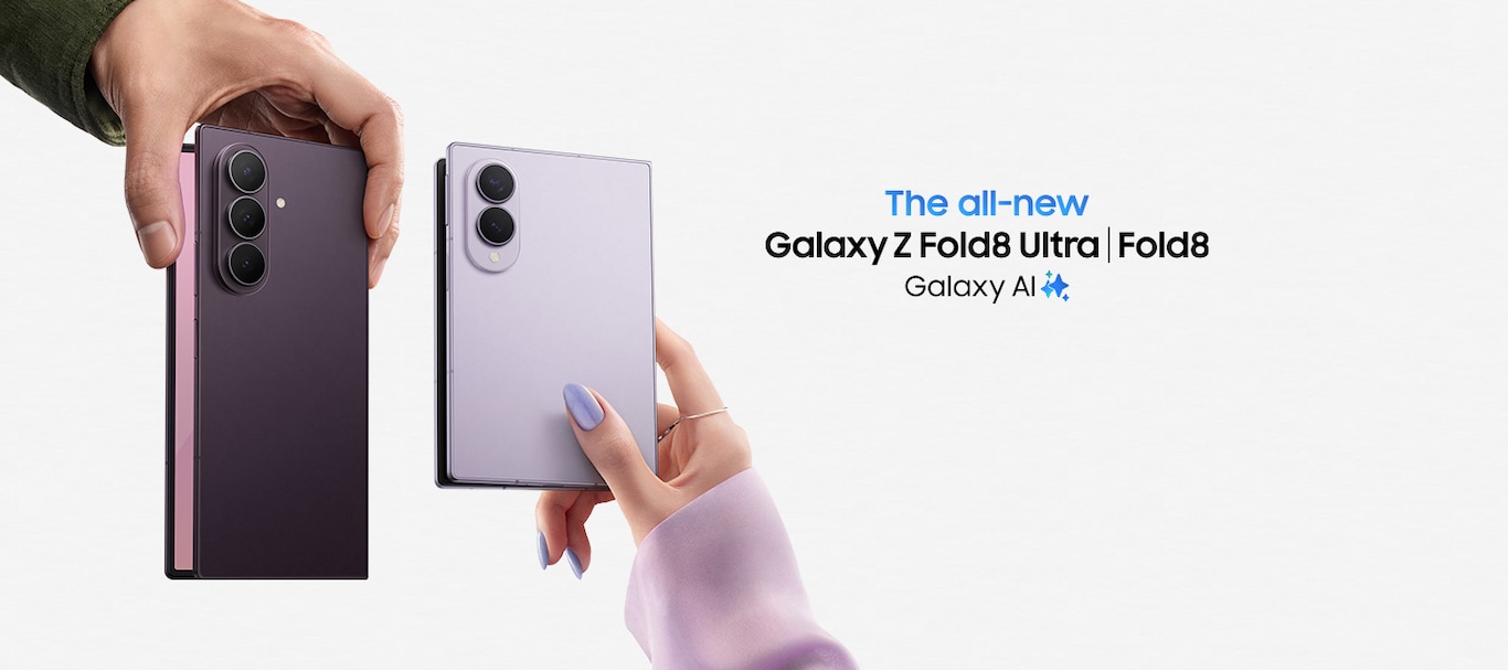 Bir kişi, elinde katlanmış Galaxy Z Fold8’i tutuyor. Cihazın arkası görünüyor. Arka plandaki metinde “Fold” yazıyor. The all-new Galaxy Z Fold8.