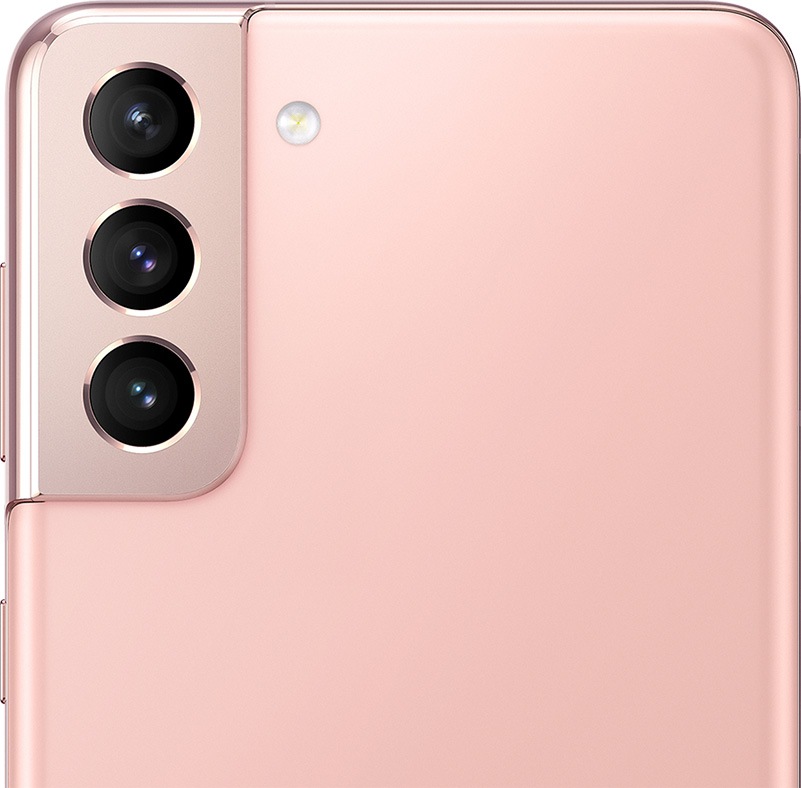 Phantom Pink rengindeki Galaxy S21 Plus 5G'deki arka kameranın yakından görünümü.