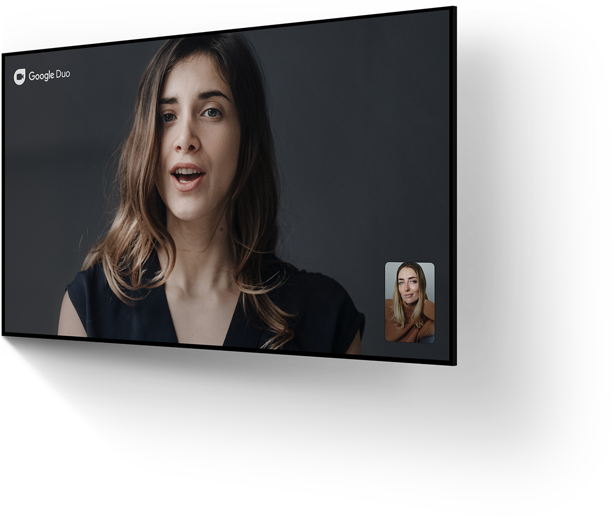Televizyon açılı bir şekilde ekrana geliyor. Ekranda dört kişinin Google Duo video arama yaptığı görülüyor.