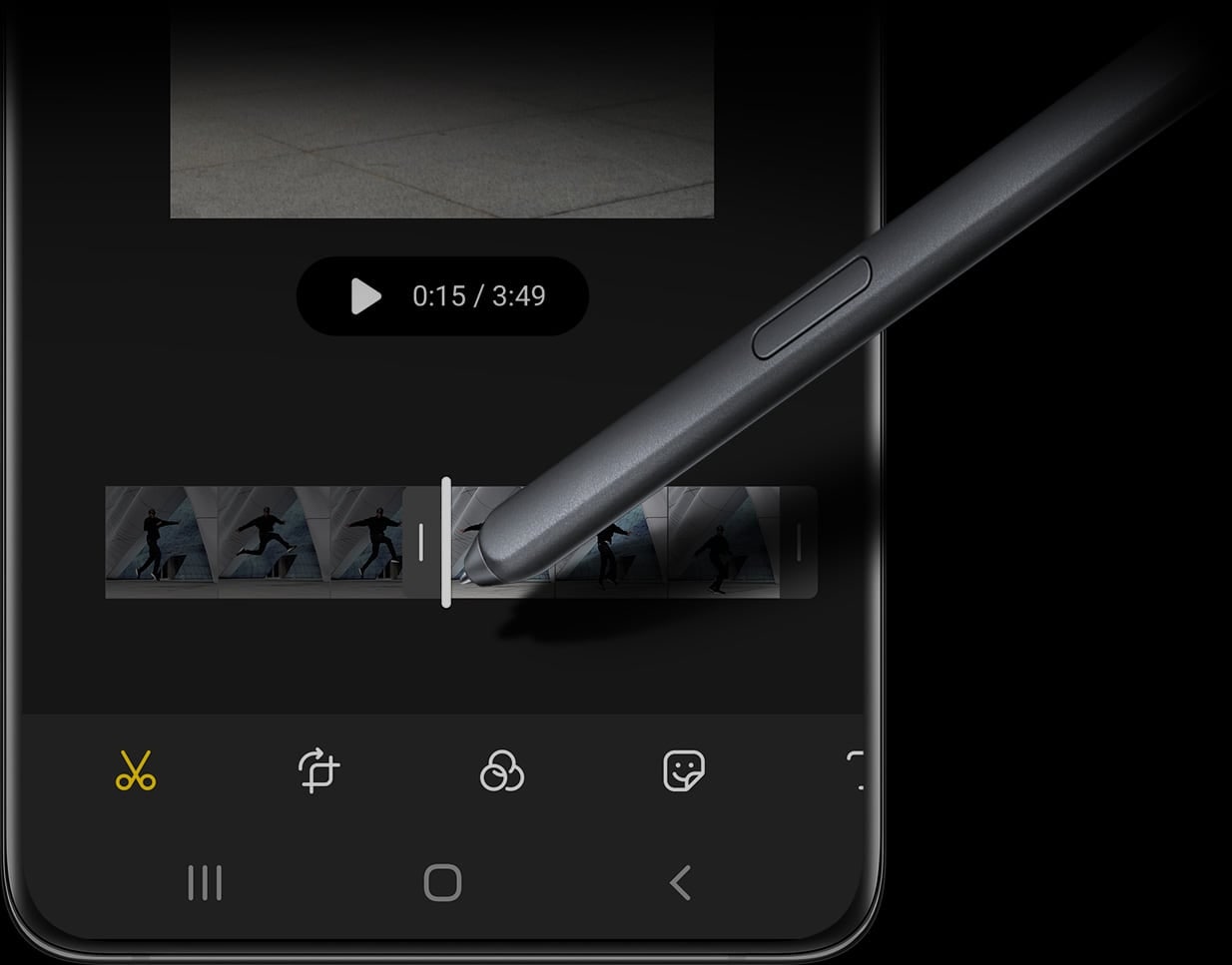 S Pen Galaxy S21 Ultra 5G üzerinde video düzenlerken ekrana geliyor. Bu esnada video düzenleme grafik arayüzü görüntüde.