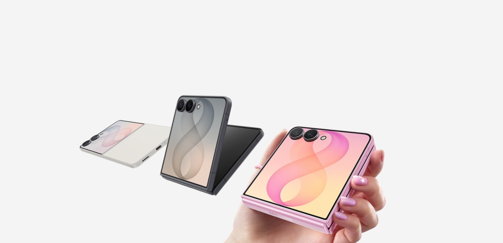 Çeşitli pozisyonlarda üç tane Galaxy Z Flip8 cihazı görülüyor. Krem renkli bir cihaz, arkadan açılmış halde görülüyor. Ardından, Grafit Gri renkli başka bir cihaz kapak ekranından kısmen açılmış şekilde görülüyor. Son olarak, kapak ekranı yukarı bakacak şekilde tek elde tutulan Pembe renkli katlanmış bir cihaz görülüyor.