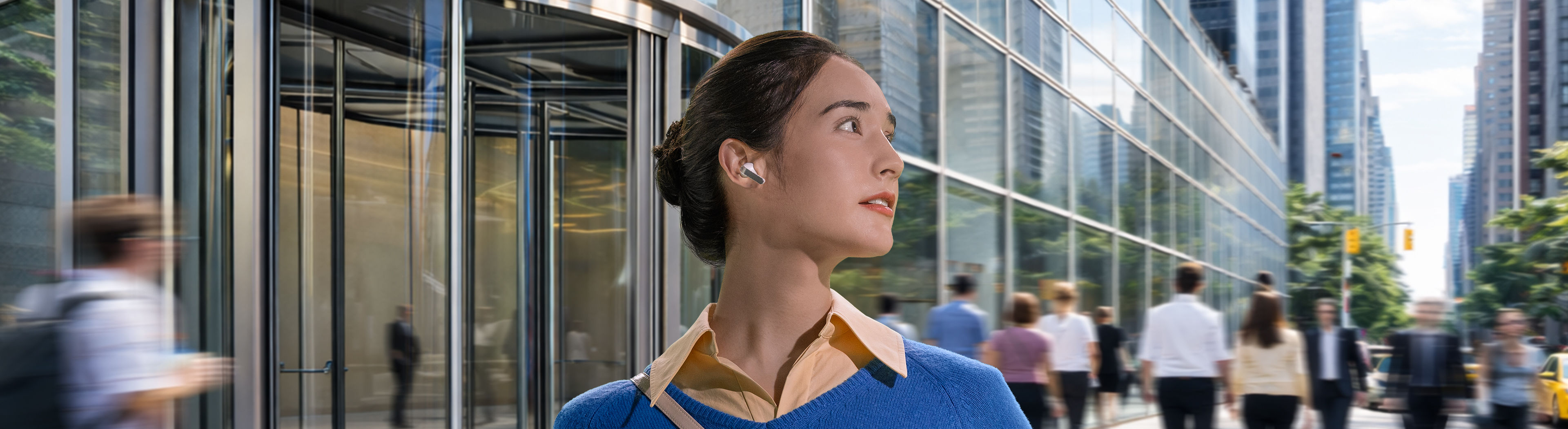 一名女性在耳朵戴上單只極光白 Galaxy Buds4 Pro 耳機，朝右方望去。