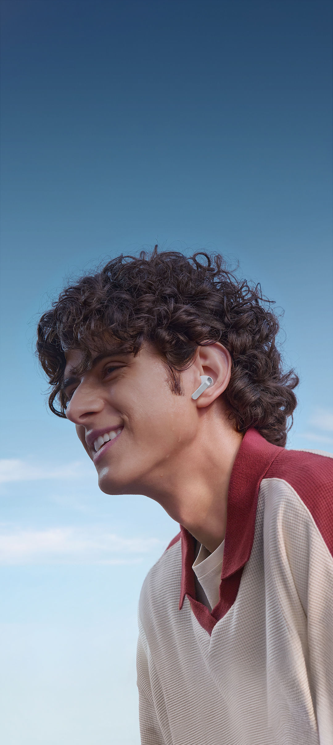 圖中人物佩戴著 Galaxy Buds4 Pro 且在流汗，以此顯示 Galaxy Buds4 Pro 舒適貼合的佩戴體驗。