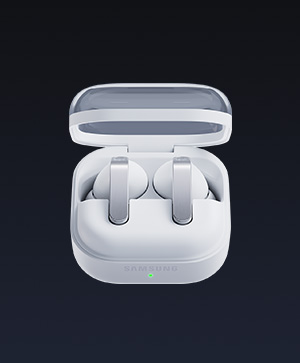 一對極光白 Galaxy Buds4 Pro 放在開啟的充電盒內。