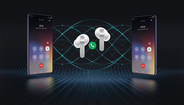 兩部 Galaxy 智慧型手機分別位於畫面兩側，畫面中間是一對極光白 Galaxy Buds4 Pro。耳機之間有一個電話圖標。左側智慧型手機顯示通話者姓名為「Ava」的通話畫面，右側智慧型手機則顯示通話者姓名為「Sam」的通話畫面。背景是多重音波，呈現 Galaxy Buds4 Pro 提供的超清晰通話功能。
