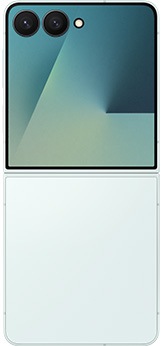 從背面看展開的山嵐綠 Galaxy Z Flip7。