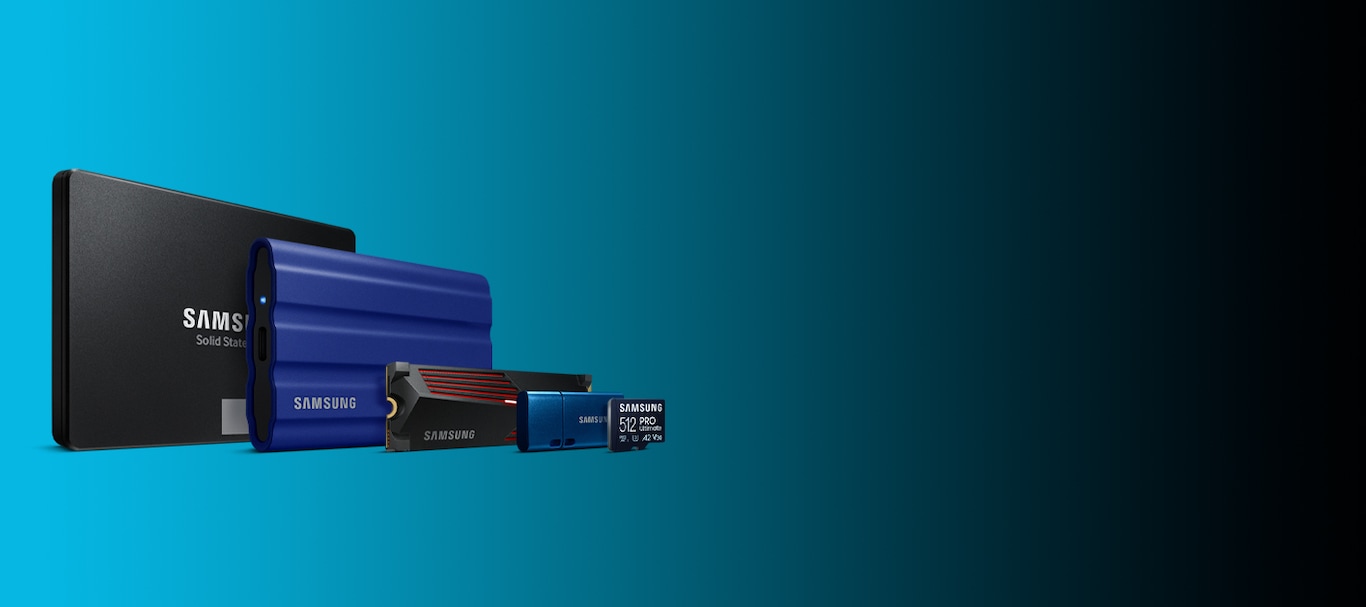  在左下方，五個固態硬碟依照大小並排放置，由大到小。依次是黑色的 870 EVO SATA 2.5吋固態硬碟、靛藍色的移動固態硬碟 T7 Shield、黑色的 990 PRO PCIe 4.0 NVMe M.2 固態硬碟，旁邊是藍色的 USB Type-C™ 隨身碟，最後是藍色的 PRO Plus microSD 記憶卡。