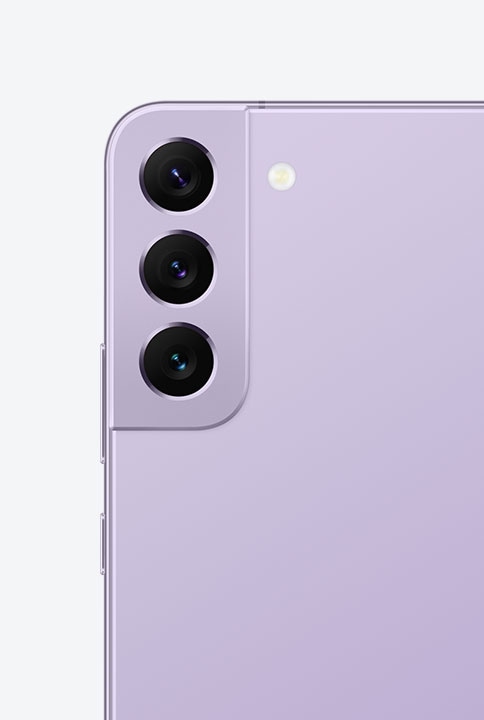 兩支幻夜紫的 Galaxy S22 手機。一部顯示後置相機的特寫。從側邊看著另一部手機，顯現出其對稱設計。