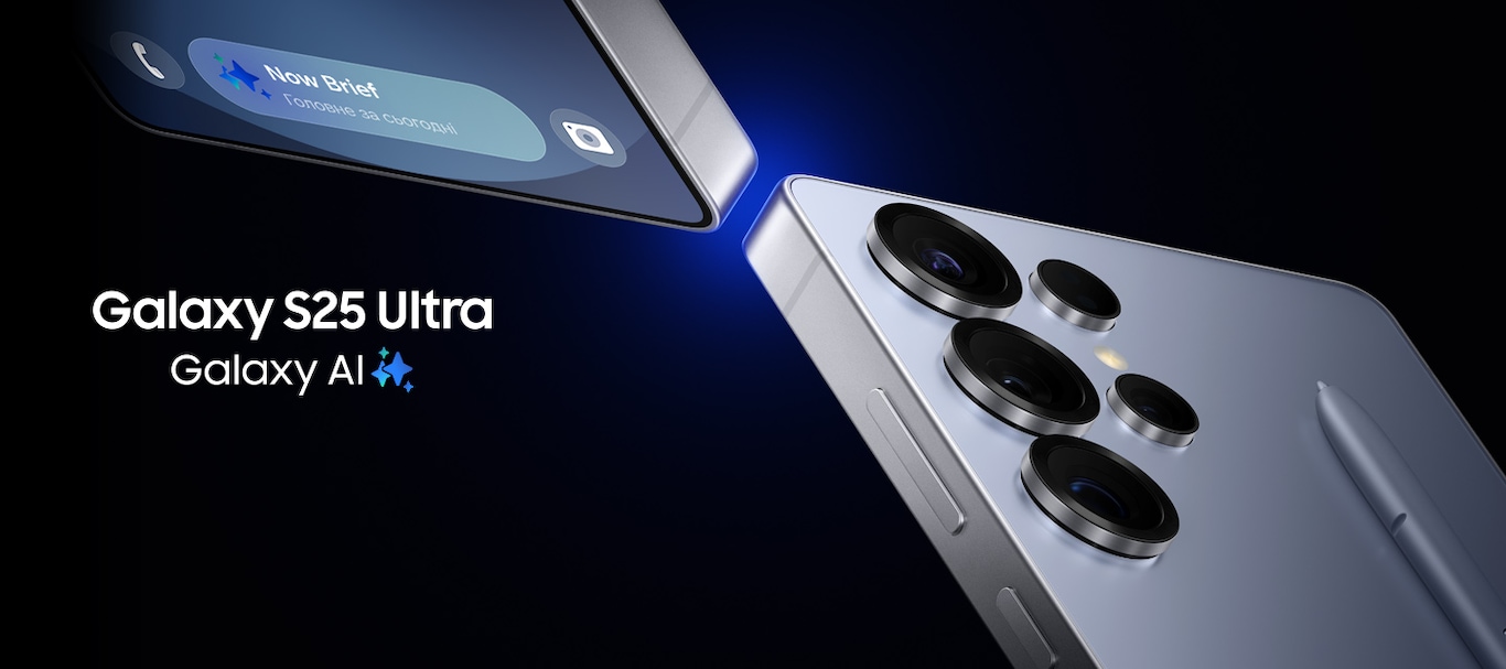 Крупний план двох пристроїв Galaxy S25 Ultra кольору титановий срібно-блакитний. Один показано ззаду з крупним планом об'єктивів камер та S Pen на пристрої. На екрані іншого пристрою показано сповіщення від Now Brief з написом внизу: «Основні події за сьогодні». Galaxy AI.