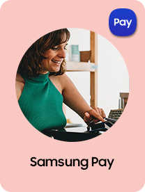 En kvinna i en grön halterhalsstopp visas och knackar på hennes enhet att betala i en butik för att visa upp Samsung Pay