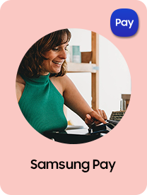 Pokazuje się samica w zielonym kantarnym bluzce szyi, która stuka jej urządzenie, aby zapłacić w sklepie, aby pochwalić się Samsung Pay