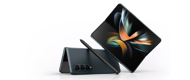 Beyaz arka planda S-Pen ile İki Samsung Galaxy Fold4