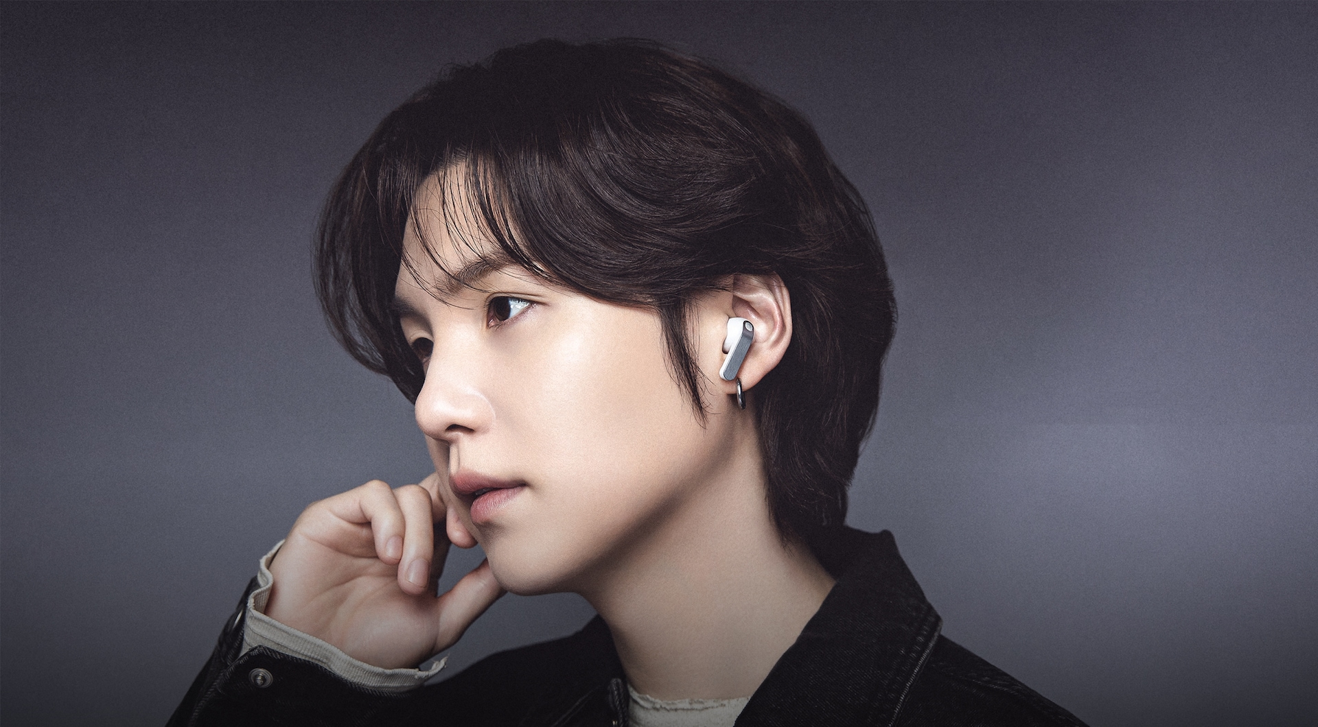 A person wearing Galaxy Buds4 Pro while looking toward the left.