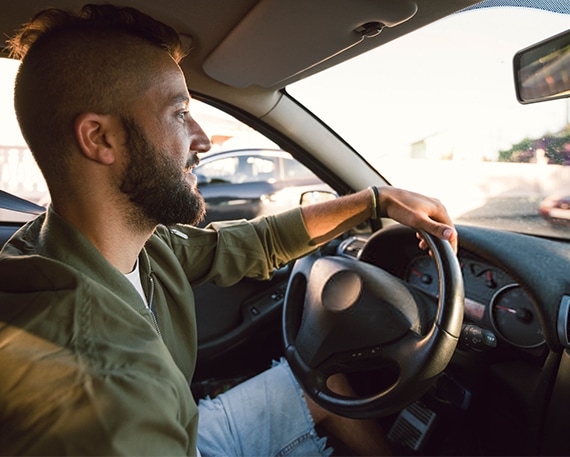 אדם המשתמש בפקודות מהירות של Bixby בזמן נהיגה במכונית מוצג