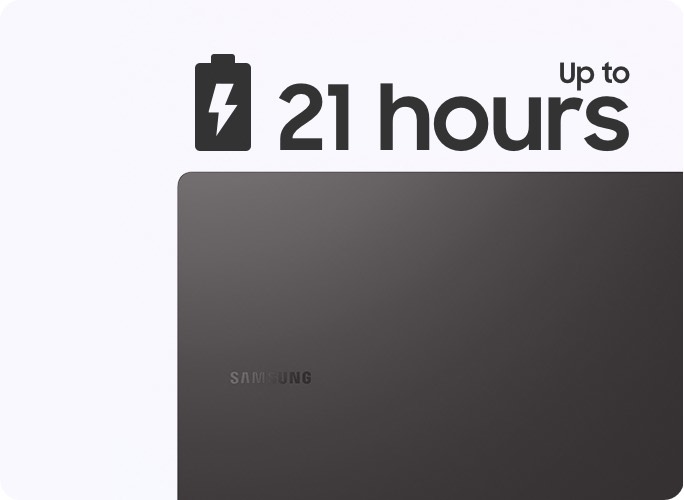 La cubierta superior de un Galaxy Book2 Pro de color grafito está a la derecha con el logotipo de Samsung mirando hacia el frente. Encima de la PC hay un símbolo de carga de batería junto al texto Hasta 21 horas.