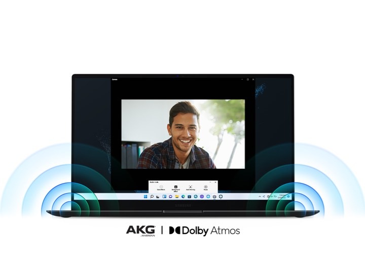 Un Galaxy Book2 Pro está mirando hacia el frente en el centro con un hombre sonriendo durante una videollamada. Un sonido potente sale de los parlantes en las esquinas inferiores de la PC. Debajo de la PC hay dos logotipos de AKG® de Harman y Dolby Atmos.