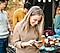 Una mujer que envía mensajes durante la fiesta con la ayuda de Bixby.