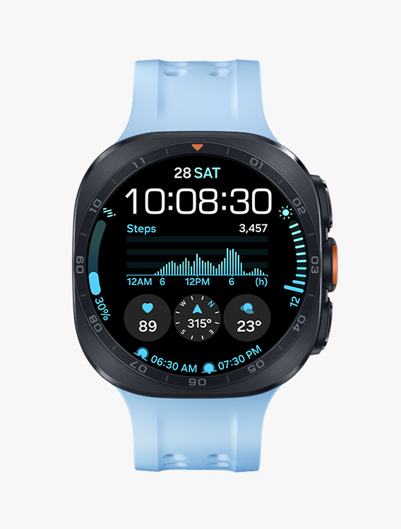 Vista frontal y vista de cerca en ángulo del Galaxy Watch Ultra2 con una Marine Band azul, mostrando una esfera de reloj con información como fecha, hora, número de pasos, clima, frecuencia cardíaca, brújula, amanecer y atardecer.