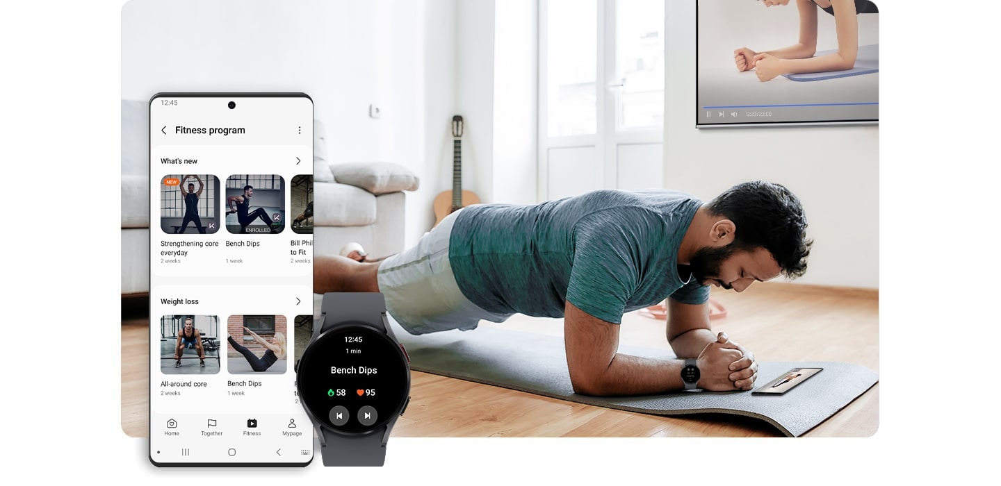 Смартфон Galaxy, отображающий различные фитнес-программы, показан вместе с часами Galaxy Watch, показывающими термин 