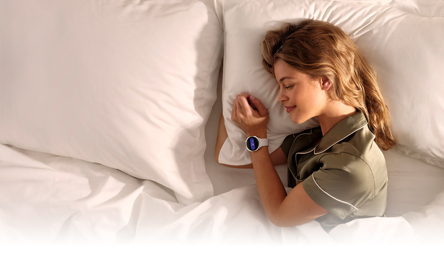 Bilagida Galaxy Watch taqqan odam to'shakda ifodalangan.