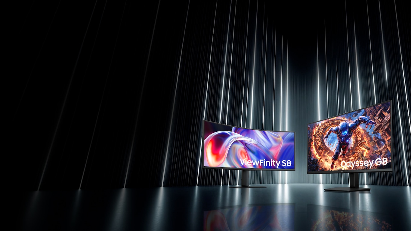 Một màn hình ViewFinity S8 và một màn hình Odyssey G8 được đặt trong một phòng trưng bày tối.
