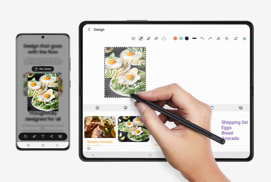 Ảnh bên trái là màn hình Galaxy S21 hiển thị hình trứng chiên trên rau xanh đang được cắt ra từ trang web bị mờ phía sau. Ảnh bên phải là chiếc điện thoại Galaxy Z Fold3 5G đang mở ra với chính hình ảnh được cắt xén đó trên màn hình. Một bàn tay đang vươn ra để điều chỉnh hình ảnh đó bằng S Pen Fold Edition.