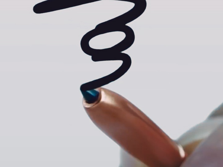 Một bàn tay vắt S Pen Fold Edition màu sắc Đồng bí ẩn Lúc cây bút đang được vẽ một lối phác hoạ họa black color đậm bên trên nền white color.