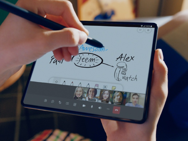 Ai cơ vắt điện thoại cảm ứng thông minh Galaxy Z Fold3 5G trong những lúc dùng S Pen Fold Edition sẽ tạo chú giải viết lách tay và phác hoạ thảo bên trên bảng Trắng bên trên màn hình hiển thị. Tại cuối màn hình hiển thị, đem hình thu nhỏ của những người dân đang được nhập cuộc nói chuyện Clip đồng thời bên trên khí giới.