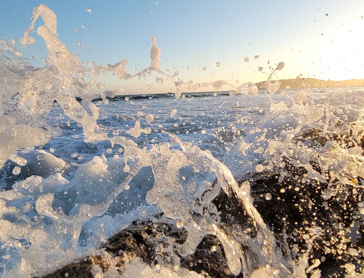 Nhiếp ảnh gia nào cũng biết rằng chụp ảnh nước tạo sóng không phải là dễ dàng. Nhưng một bức ảnh đẹp sẽ mang lại cho người xem cảm giác thư giãn và yên bình. Hãy khám phá ảnh liên quan đến nước và sóng để cảm nhận được vẻ đẹp tuyệt vời của biển cả.
