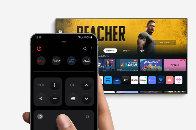 Một bàn tay cầm điện thoại thông minh Galaxy trước TV. Điện thoại thông minh hiển thị giao diện người dùng điều khiển từ xa của ứng dụng SmartThings, trong khi màn hình TV hiển thị các ô hình ảnh với các tùy chọn nội dung khác nhau.