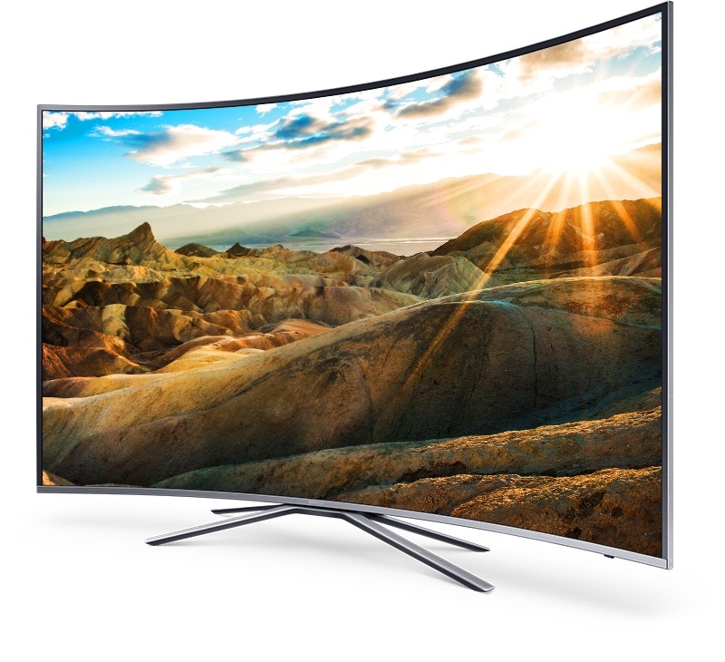 Rechtwinklige Ansicht eines Samsung uhd TVs mit leuchtender Landschaft im Bild.