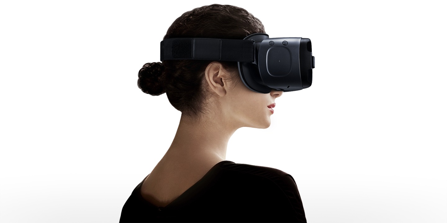 Imagem de uma mulher de perfil usando o Gear VR, mostrando o conforto que ele oferece para a experiência de realidade virtual.