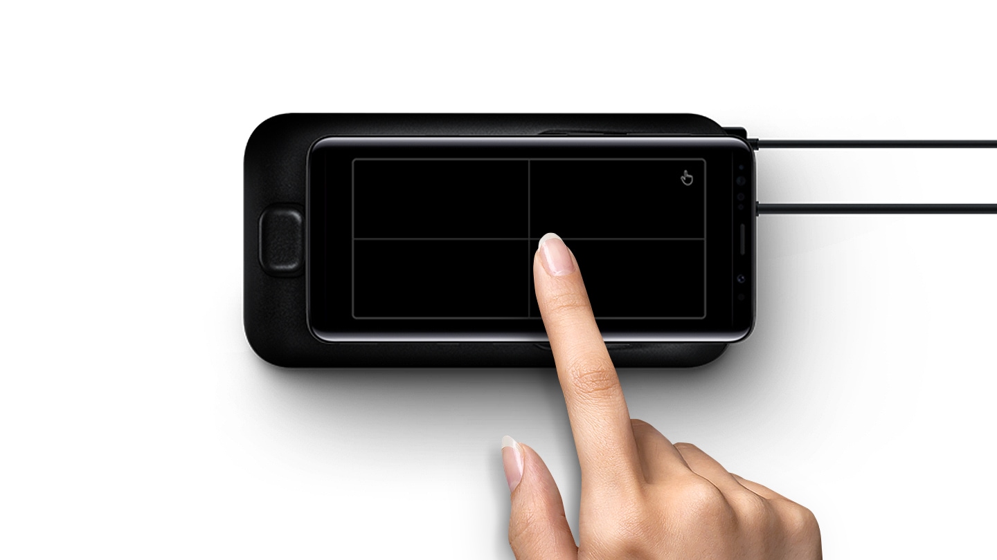 Galaxy conectado ao Dex Pad na horizontal. Uma mão feminina passa o dedo para mostrar que o DeX Pad permite o uso do seu telefone como touchpad, tanto no modo retrato quando no paisagem, dando a você mais liberdade quando conectado em movimento.