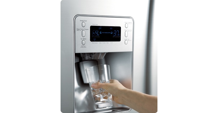 Mão feminina pega água no dispenser do Refrigerador Samsung, para demonstrar que você usufrui de água fresca direto do seu refrigerador.