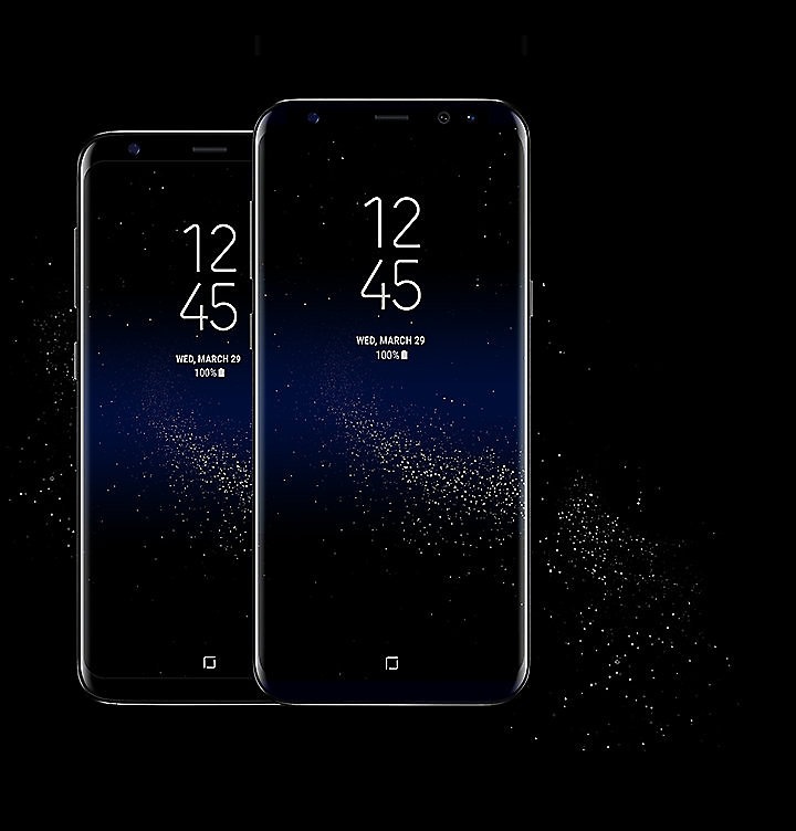 Duas telas do Galaxy S8+, sobrepostas. Um céu estrelado passa por elas e é também o fundo da imagem, para representar o display infinito que se estende até as laterais do telefone, formando uma superfície totalmente suave e contínua.