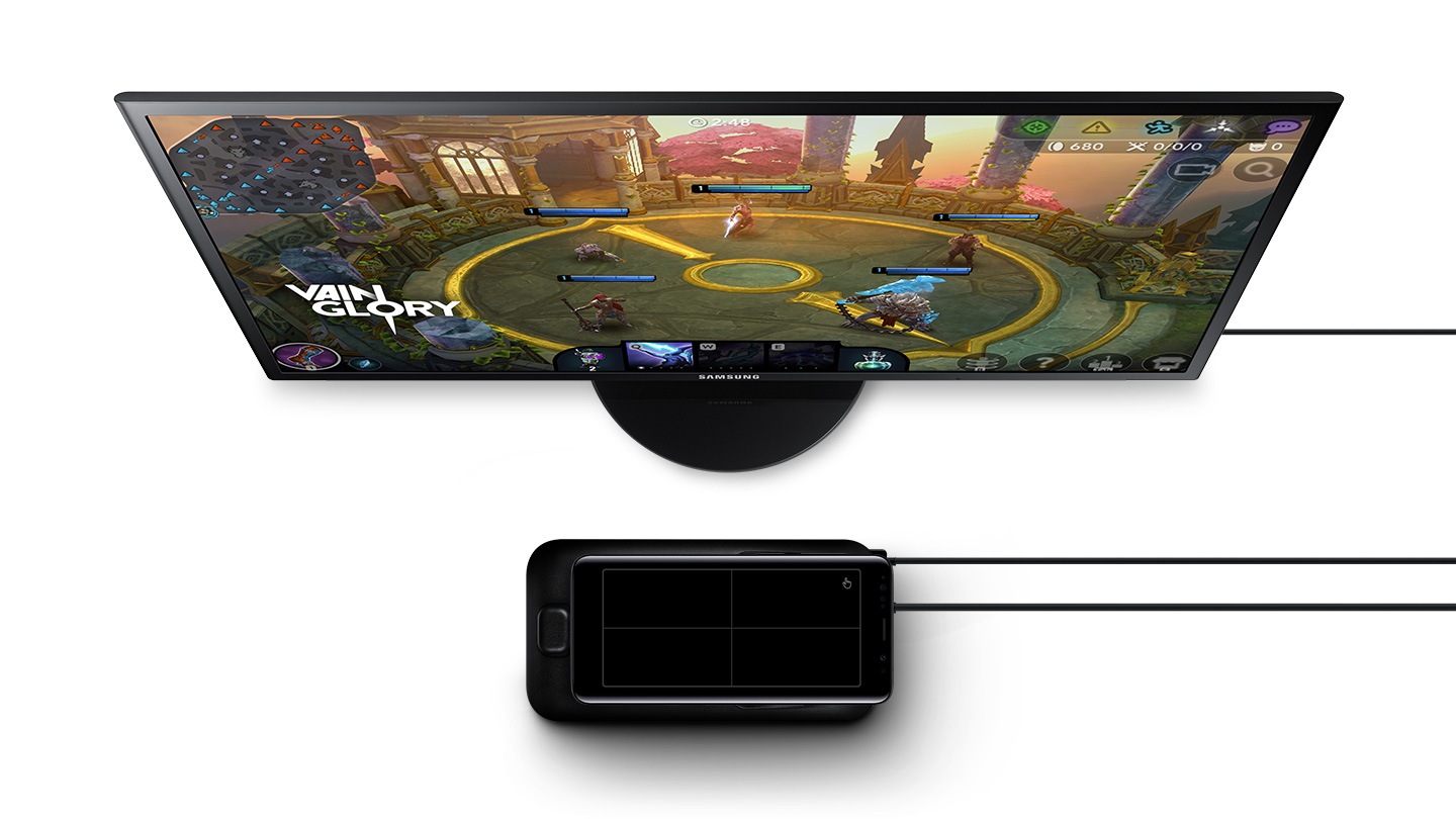 Galaxy conectado ao Dex Pad na horizontal e um monitor Samsung em frente para mostrar que os jogos que lhe fazem imergir no Infinity Display podem ser desfrutados em um monitor de tela completo.