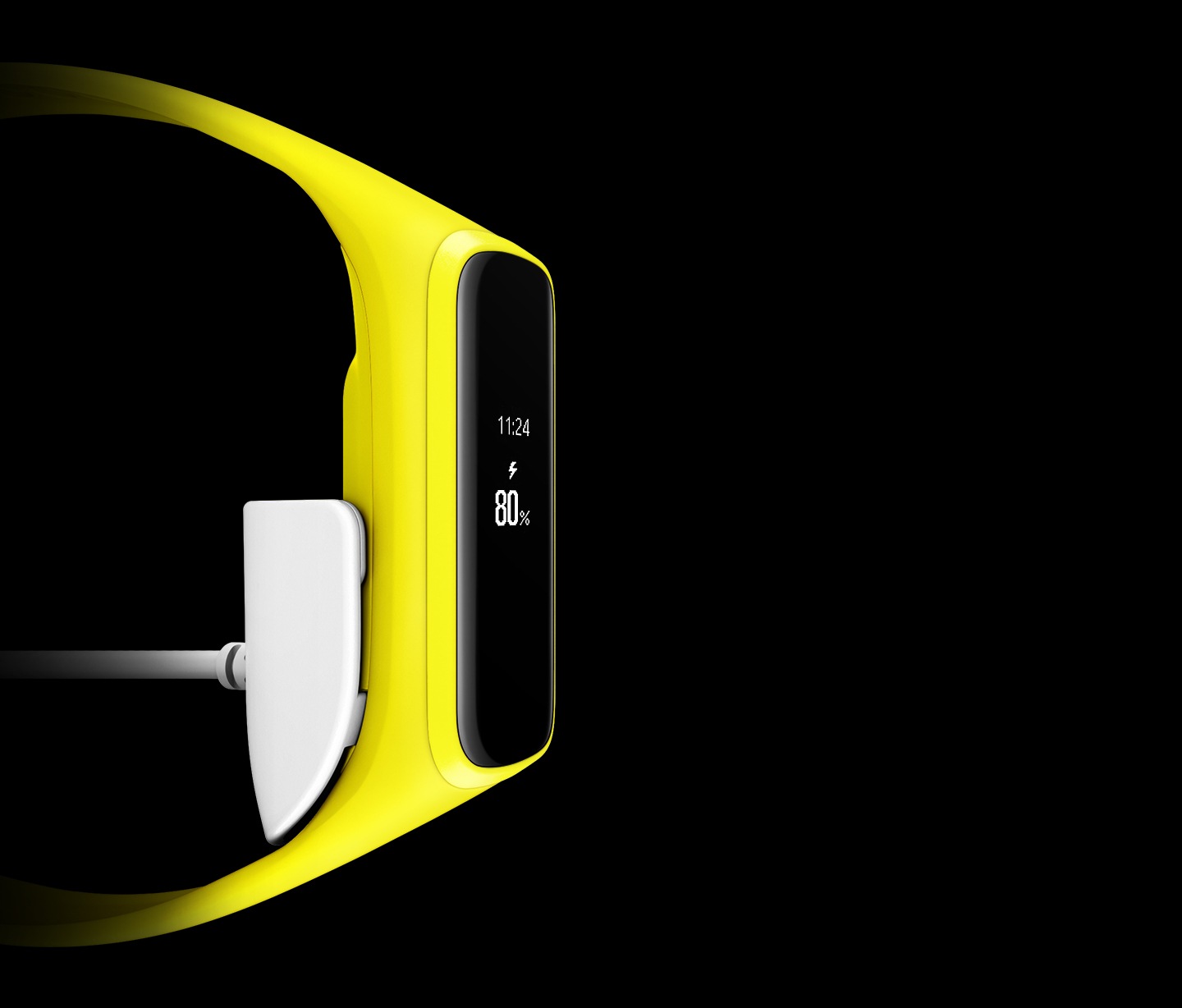 Galaxy fit, com pulseira amarela, encaixado no carregador, de cor banca. Na tela é exibido o horário e o indicativo de que o carregamento está 80% concluído.