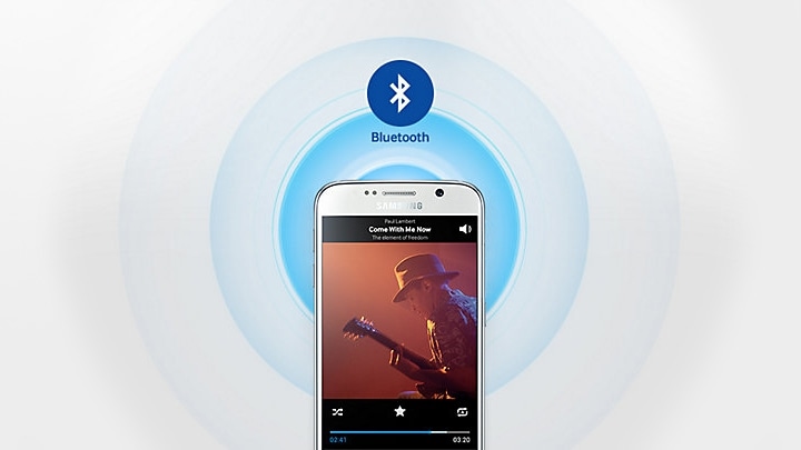 Soundbar Samsung K360 130W e  smartphone ilustrando sistema de controle de som via Bluetooth pelo aplicativo