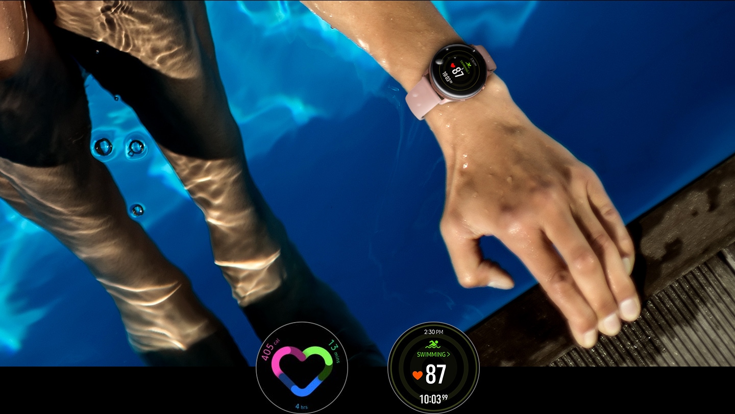 mulher dentro da piscina usando o Galaxy Watch Active