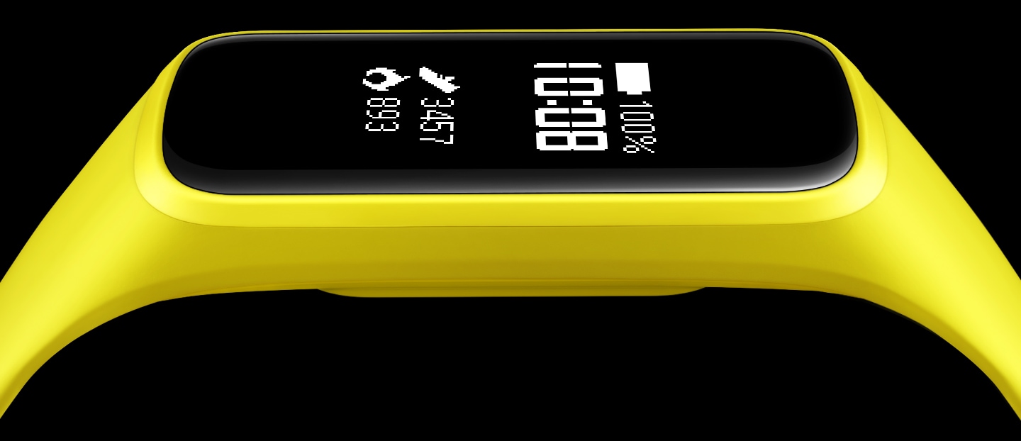 Galaxy fit, com pulseira amarela, em close. Na tela é exibido nível de bateria, horário, passos e calorias.