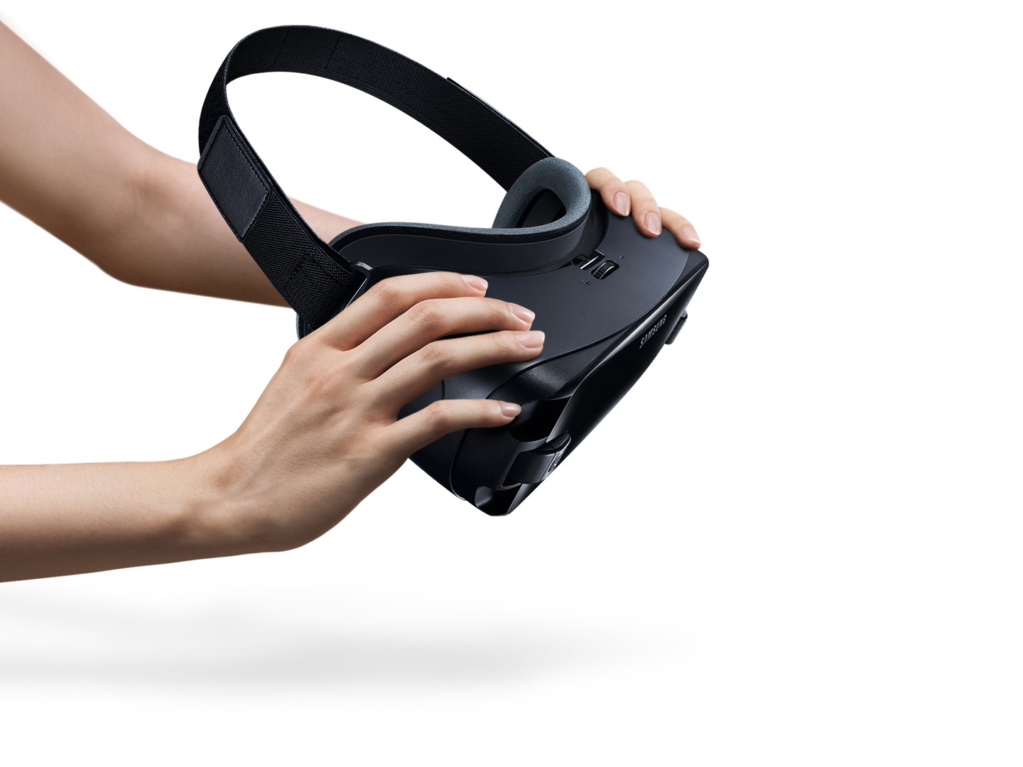 Gear VR sendo segurado facilmente com as mãos. Cada detalhe de seu design mostra como ele foi projetado para parecer mais leve.